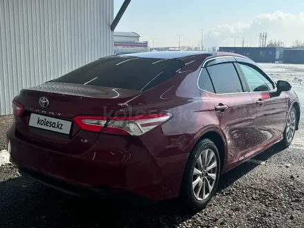 Toyota Camry 2018 года за 8 979 400 тг. в Астана – фото 4