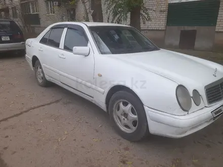 Mercedes-Benz E 200 1995 года за 1 600 000 тг. в Уральск – фото 2