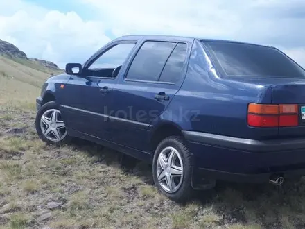 Volkswagen Vento 1993 года за 1 250 000 тг. в Караганда – фото 2