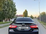 Toyota Camry 2020 года за 10 000 000 тг. в Актобе – фото 2