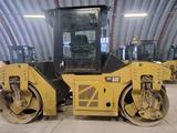 CAT  Каток CAT CB7 асфальтовый вибрационный 2021 года за 41 800 000 тг. в Усть-Каменогорск – фото 2