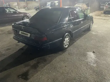 Mercedes-Benz E 220 1993 года за 1 300 000 тг. в Алматы – фото 3