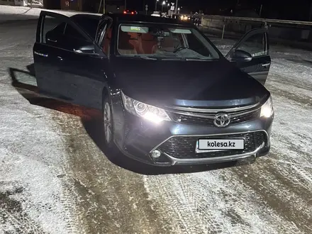 Toyota Camry 2015 года за 11 500 000 тг. в Актобе – фото 3