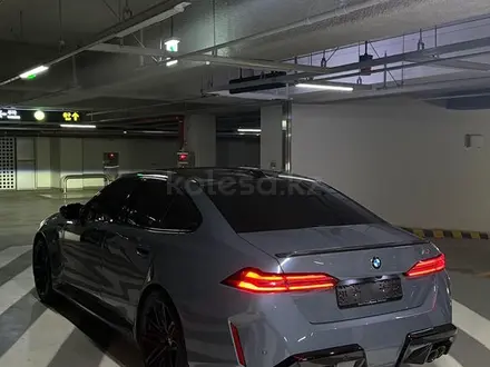BMW M5 2026 года за 109 200 000 тг. в Алматы – фото 12