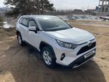 Toyota RAV4 2021 года за 14 900 000 тг. в Щучинск – фото 2
