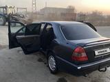 Mercedes-Benz C 180 1995 года за 1 600 000 тг. в Семей – фото 2