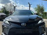 Toyota Camry 2023 годаүшін18 200 000 тг. в Актобе – фото 2