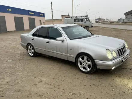 Mercedes-Benz E 320 1997 года за 5 500 000 тг. в Актау – фото 2