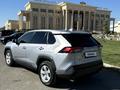 Toyota RAV4 2021 года за 13 200 000 тг. в Атырау – фото 4