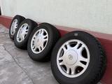 Оригинальные диски Toyota R15, с зимними шинами Nokian Hakkapeliitta R3 за 180 000 тг. в Алматы