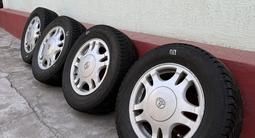 Оригинальные диски Toyota R15, с зимними шинами Nokian Hakkapeliitta R3 за 180 000 тг. в Алматы