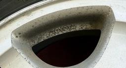 Оригинальные диски Toyota R15, с зимними шинами Nokian Hakkapeliitta R3 за 180 000 тг. в Алматы – фото 2