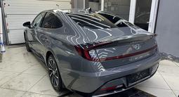 Hyundai Sonata 2022 года за 13 520 000 тг. в Атырау – фото 2