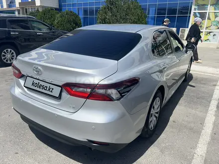 Toyota Camry 2022 года за 14 500 000 тг. в Актау – фото 3