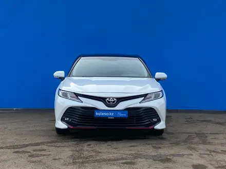 Toyota Camry 2019 года за 13 960 000 тг. в Алматы – фото 2