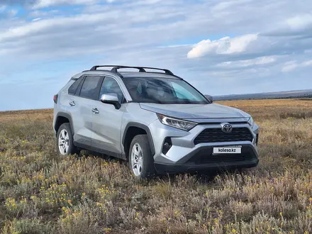 Toyota RAV4 2019 года за 13 800 000 тг. в Актобе