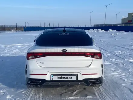 Kia K5 2021 года за 10 117 575 тг. в Астана – фото 2