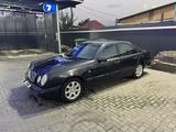 Mercedes-Benz E 320 1998 года за 2 990 000 тг. в Тараз – фото 3