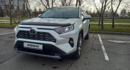 Toyota RAV4 2020 года за 19 000 000 тг. в Астана – фото 2