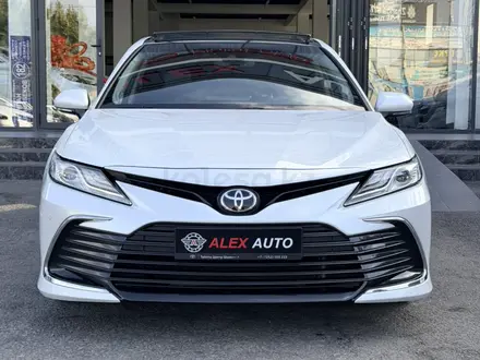 Toyota Camry 2022 года за 15 900 000 тг. в Шымкент – фото 2