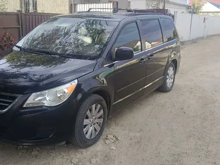 Volkswagen Routan 2012 года за 8 500 000 тг. в Атырау – фото 4