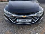 Chevrolet Malibu 2021 года за 9 150 000 тг. в Караганда – фото 2