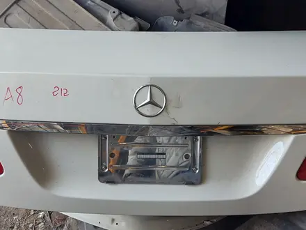 Крышка багажника Mercedes W212 за 111 000 тг. в Алматы
