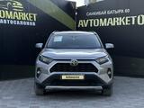 Toyota RAV4 2020 года за 13 550 000 тг. в Актобе – фото 2