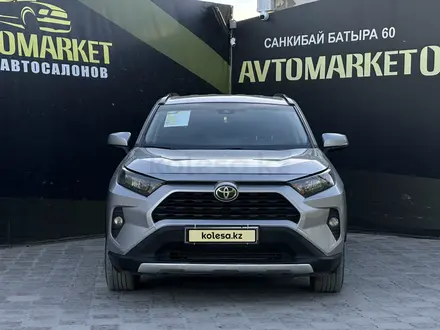 Toyota RAV4 2020 года за 13 550 000 тг. в Актобе – фото 2