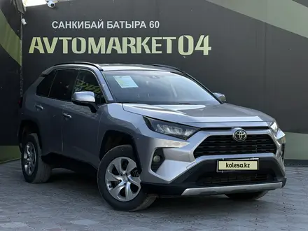 Toyota RAV4 2020 года за 13 550 000 тг. в Актобе – фото 3
