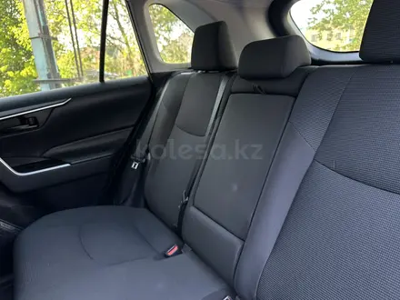 Toyota RAV4 2020 года за 13 550 000 тг. в Актобе – фото 18