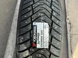 Новые шины Yokohama 235 55 20 шипы год 2025 за 600 000 тг. в Астана