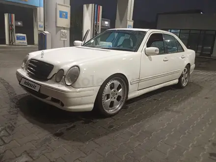 Mercedes-Benz E 55 AMG 2000 года за 10 500 000 тг. в Тараз – фото 3