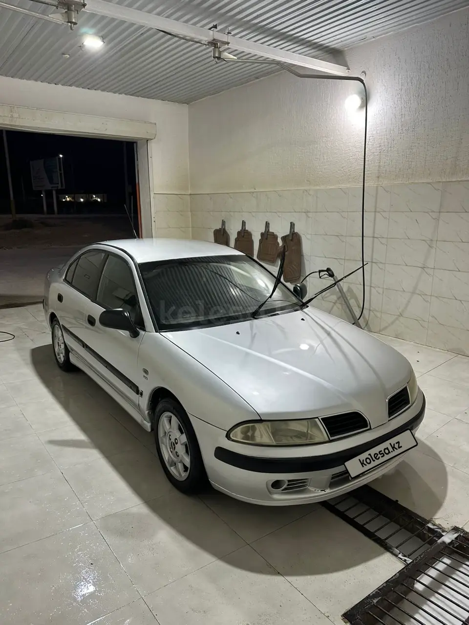 Мицубиси Carisma, 2000