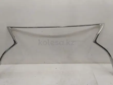 Молдинг решетки радиатора Lexus RX за 75 000 тг. в Алматы