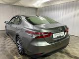 Toyota Camry Luxe 2023 года за 19 720 000 тг. в Алматы – фото 2