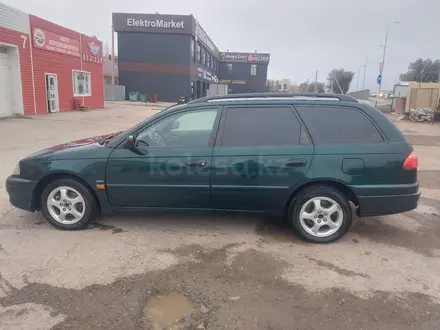 Toyota Avensis 2000 года за 3 850 000 тг. в Актобе – фото 2