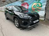 Toyota RAV4 2021 года за 14 300 000 тг. в Алматы – фото 2