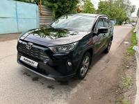 Toyota RAV4 2021 года за 14 300 000 тг. в Алматы