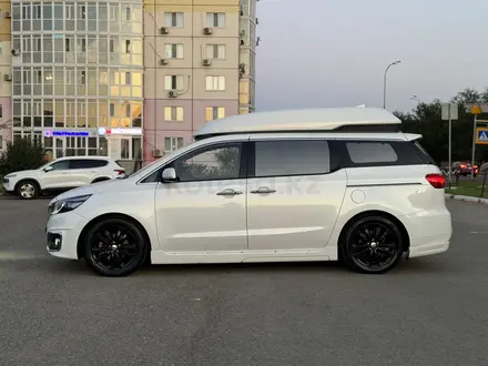 Kia Carnival 2018 года за 11 999 999 тг. в Атырау – фото 4