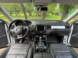 Volkswagen Touareg 2012 годаfor11 000 000 тг. в Астана – фото 4