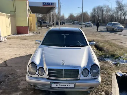 Mercedes-Benz E 320 1998 года за 2 800 000 тг. в Шымкент – фото 5