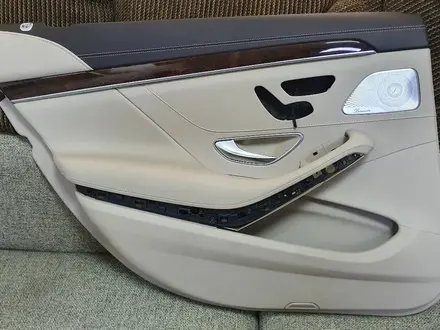 Обшивка на заднюю левую дверь на Mercedes-Benz W222 за 65 000 тг. в Алматы