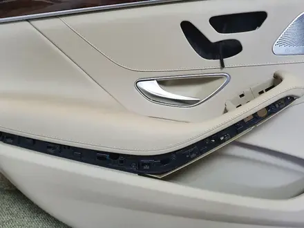 Обшивка на заднюю левую дверь на Mercedes-Benz W222 за 65 000 тг. в Алматы – фото 3