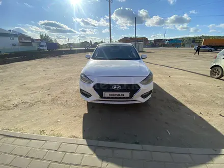 Hyundai Accent 2018 года за 3 500 000 тг. в Актобе – фото 2