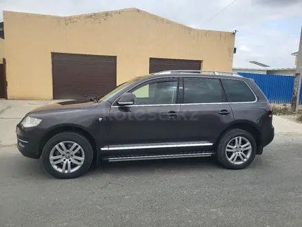 Volkswagen Touareg 2008 года за 6 500 000 тг. в Атырау – фото 2