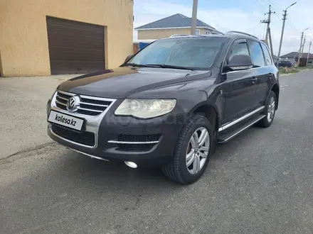 Volkswagen Touareg 2008 года за 6 500 000 тг. в Атырау