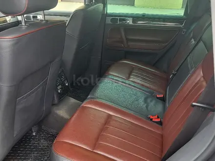 Volkswagen Touareg 2008 года за 6 500 000 тг. в Атырау – фото 20