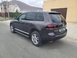 Volkswagen Touareg 2008 года за 6 500 000 тг. в Атырау – фото 3