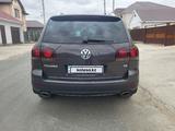 Volkswagen Touareg 2008 года за 6 500 000 тг. в Атырау – фото 4